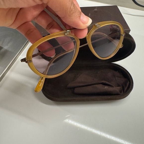 COPY - Tom ford aviator sunglasses with case - Picture 3 of 4